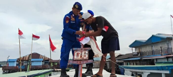 Dalam menyambut Hari Kemerdekaan RI ke-80, Pelabuhan Speed Boat Kampung Baru, Balikpapan Barat tampak berbeda. Kini dihiasi kibaran ratusan Bendera Merah Putih yang dibagikan langsung oleh Direktorat Polairud Polda Kalimantan Timur. Foto: HO/Humas Polda Kaltim