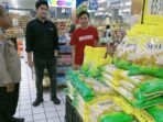 Jajaran Polresta Balikpapan bersama Satgas Pangan turun langsung ke lapangan untuk memastikan ketersediaan dan keterjangkauan bahan pokok, khususnya beras. Kegiatan ini dilakukan sebagai bagian dari Gerakan Pangan Murah (GPM) yang digelar serentak, di tengah semarak perayaan HUT ke-80 Kemerdekaan Republik Indonesia (18/8/2025). Foto: HO/Humas Polresta Balikpapan