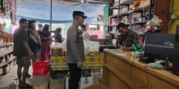Jajaran Polresta Balikpapan bersama Satgas Pangan turun langsung ke lapangan untuk memastikan ketersediaan dan keterjangkauan bahan pokok, khususnya beras. Kegiatan ini dilakukan sebagai bagian dari Gerakan Pangan Murah (GPM) yang digelar serentak, di tengah semarak perayaan HUT ke-80 Kemerdekaan Republik Indonesia (18/8/2025). Foto: HO/Humas Polresta Balikpapan
