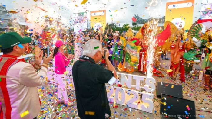 Kepala Otorita IKN, Basuki Hadimuljono, bersama Ketua Yayasan El John Pageants, Johnnie Sugiarto menikmati acara pembukaan rangkaian Nusantara Fashion Carnival 2025. Foto: HO/Humas Otorita IKN