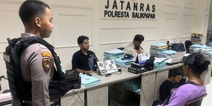 Satuan Samapta Polresta Balikpapan berhasil menangani terduga pelaku yang mengacungkan senjata tajam kepada warga segera diamankan, aksi pengancaman yang sempat meresahkan warga di kawasan Jalan Martadinata, Balikpapan Kota. Foto: HO/Humas Polresta Balikpapan