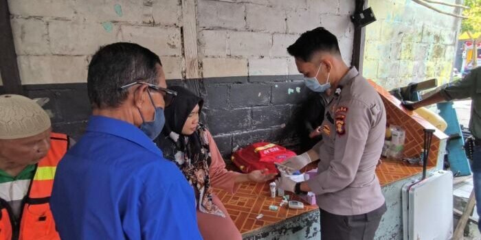 Wujud kepedulian terhadap kesehatan masyarakat ditunjukkan Rumah Sakit Bhayangkara Balikpapan dengan menggelar pelayanan kesehatan gratis di Pangkalan Ojek Gunung Sari, Kamis (21/8/2025). Foto: HO/Humas Polda Kaltim