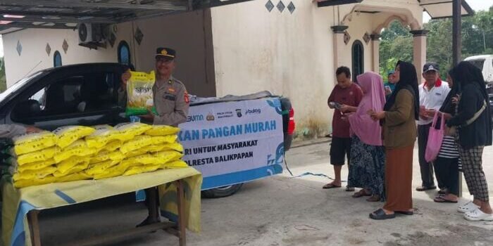 Upaya nyata menekan harga dan menjaga ketersediaan bahan pokok kembali dilakukan oleh jajaran Polresta Balikpapan. Foto: HO/Humas Polresta Balikpapan