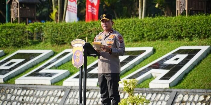 Wakapolda Kalimantan Timur, Brigjen Pol Dr. H. M. Sabilul Alif, S.H., S.I.K., M.Si., memimpin Apel Pagi di Lapangan Mapolda Kaltim, Senin (25/08). Foto: HO/Humas Polda Kaltim