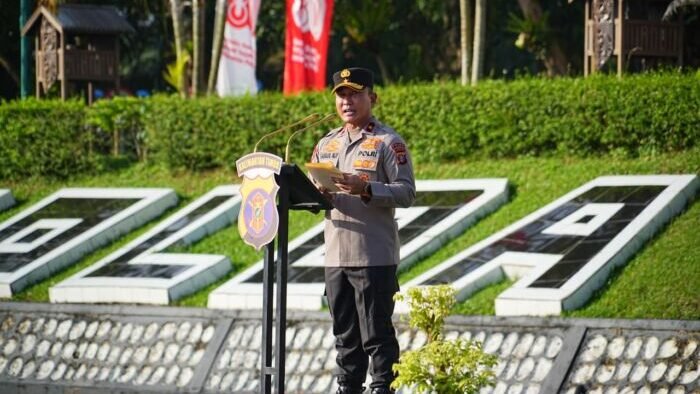 Wakapolda Kalimantan Timur, Brigjen Pol Dr. H. M. Sabilul Alif, S.H., S.I.K., M.Si., memimpin Apel Pagi di Lapangan Mapolda Kaltim, Senin (25/08). Foto: HO/Humas Polda Kaltim