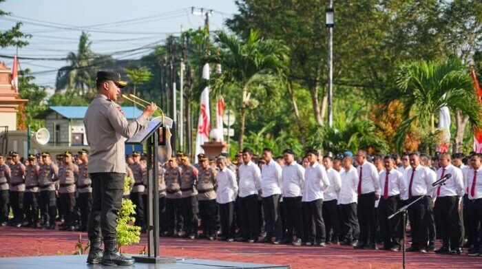 Wakapolda Kalimantan Timur, Brigjen Pol Dr. H. M. Sabilul Alif, S.H., S.I.K., M.Si., memimpin Apel Pagi di Lapangan Mapolda Kaltim, Senin (25/08). Foto: HO/Humas Polda Kaltim