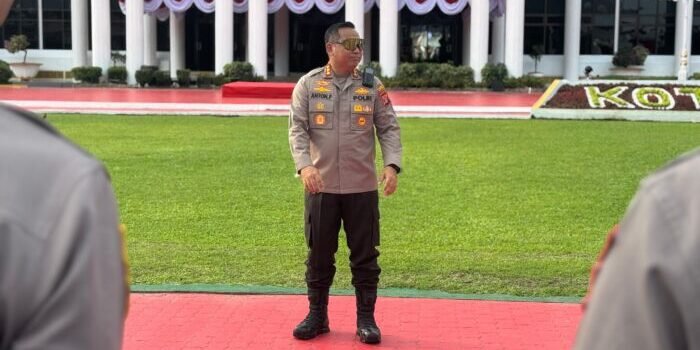 Komisaris Besar Polisi Anton Firmanto turun langsung untuk mengawal kegiatan penyampaian aspirasi yang digelar oleh Aliansi Mahasiswa di Kota Balikpapan. Kegiatan ini bertujuan untuk menyampaikan aspirasi terkait isu-isu sosial kepada pemerintah daerah (25/08/2025). Foto: HO/Humas Polresta Balikpapan