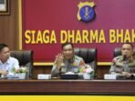 Kabid Dokkes Polda Kaltim, Kombes Pol Dr. drg. Nelson Situmorang, Sp.BM., M.H.Kes., memimpin rapat koordinasi (rakor) yang melibatkan sejumlah instansi terkait di Gedung Rupatama Mapolda Kaltim, dalam upaya memastikan Program Makan Bergizi Gratis (MBG) berjalan dengan lancar dan tepat sasaran (25/8/2025). Foto: HO/Humas Polda Kaltim