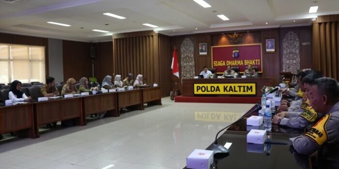 Kabid Dokkes Polda Kaltim, Kombes Pol Dr. drg. Nelson Situmorang, Sp.BM., M.H.Kes., memimpin rapat koordinasi (rakor) yang melibatkan sejumlah instansi terkait di Gedung Rupatama Mapolda Kaltim, dalam upaya memastikan Program Makan Bergizi Gratis (MBG) berjalan dengan lancar dan tepat sasaran (25/8/2025). Foto: HO/Humas Polda Kaltim