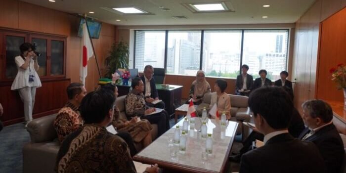 Delegasi dari Kementerian P2MI mengadakan pertemuan dengan Wakil Menteri Kesehatan, Tenaga Kerja, dan Kesejahteraan Jepang Yoko Wanibuchi di Tokyo. Foto: ANTARA/HO-Kemen P2MI
