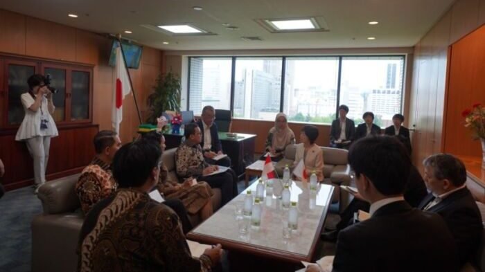 Delegasi dari Kementerian P2MI mengadakan pertemuan dengan Wakil Menteri Kesehatan, Tenaga Kerja, dan Kesejahteraan Jepang Yoko Wanibuchi di Tokyo. Foto: ANTARA/HO-Kemen P2MI