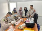 Kombes Pol Dr. drg. Nelson Situmorang, Sp.BM., M.H.Kes., Kepala Bidang (Kabid) Dokkes Polda Kalimantan Timur (Kaltim), melakukan peninjauan penting terhadap sektor pelayanan pemenuhan gizi di Gedung Sektor Pelayanan Pemenuhan Gizi (SPPG) Polda Kaltim, Selasa (26/8). Foto: HO/Humas Polda Kaltim