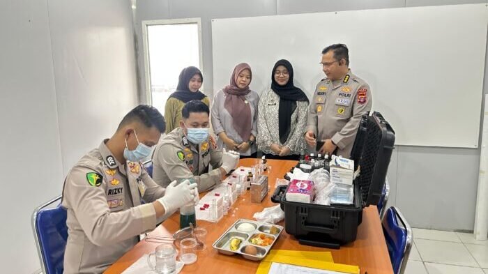 Kombes Pol Dr. drg. Nelson Situmorang, Sp.BM., M.H.Kes., Kepala Bidang (Kabid) Dokkes Polda Kalimantan Timur (Kaltim), melakukan peninjauan penting terhadap sektor pelayanan pemenuhan gizi di Gedung Sektor Pelayanan Pemenuhan Gizi (SPPG) Polda Kaltim, Selasa (26/8). Foto: HO/Humas Polda Kaltim