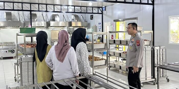 Kombes Pol Dr. drg. Nelson Situmorang, Sp.BM., M.H.Kes., Kepala Bidang (Kabid) Dokkes Polda Kalimantan Timur (Kaltim), melakukan peninjauan penting terhadap sektor pelayanan pemenuhan gizi di Gedung Sektor Pelayanan Pemenuhan Gizi (SPPG) Polda Kaltim, Selasa (26/8). Foto: HO/Humas Polda Kaltim