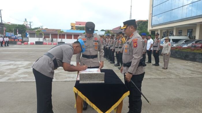 Polresta Balikpapan baru-baru ini menggelar Upacara Serah Terima Jabatan (Sertijab) bagi beberapa pejabat penting di jajaran kepolisian setempat. Foto: HO/Humas Polresta Balikpapan