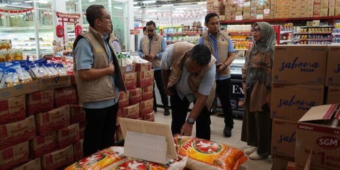 Dalam upaya menjaga stabilitas harga pangan dan memastikan ketersediaan beras premium yang layak di pasaran, Direktorat Reserse Kriminal Khusus (Ditreskrimsus) Polda Kaltim menggelar inspeksi mendadak (Sidak) terhadap stok, harga, dan distribusi beras di Kota Balikpapan. Foto: HO/Humas Polda Kaltim