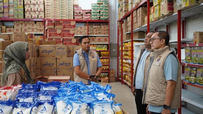 Dalam upaya menjaga stabilitas harga pangan dan memastikan ketersediaan beras premium yang layak di pasaran, Direktorat Reserse Kriminal Khusus (Ditreskrimsus) Polda Kaltim menggelar inspeksi mendadak (Sidak) terhadap stok, harga, dan distribusi beras di Kota Balikpapan. Foto: HO/Humas Polda Kaltim