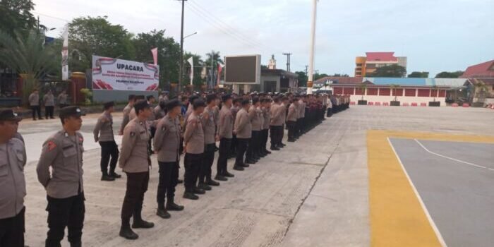 Kapolresta Balikpapan, Komisaris Besar Polisi Anton Firmanto, SH, SIK, MSi, memimpin apel pagi Kamtibmas yang diikuti oleh seluruh jajaran personil Polresta Balikpapan, di halaman depan kantor Polresta Balikpapan, pada Kamis (28/8/2025). Foto: HO/Humas Polresta Balikpapan
