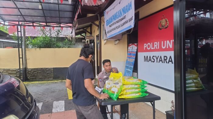 Polsek Balikpapan Barat kembali menggelar kegiatan Gerakan Pangan Murah (GPM) dengan menyalurkan beras SPHP (Subsidi Pangan Hasil Pertanian) kepada masyarakat. Foto: HO/Humas Polresta Balikpapan