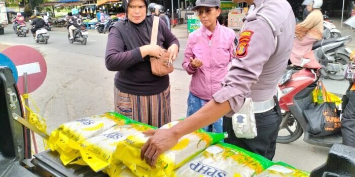 Polsek Balikpapan Barat kembali menggelar kegiatan Gerakan Pangan Murah (GPM) dengan menyalurkan beras SPHP (Subsidi Pangan Hasil Pertanian) kepada masyarakat. Foto: HO/Humas Polresta Balikpapan
