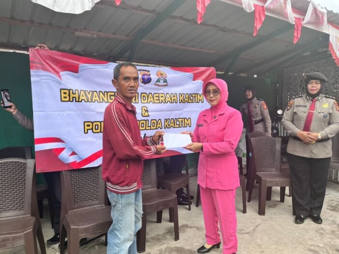 Polda Kaltim Gelar Aksi Sosial “Polwan dan Bhayangkari Berbagi” di Balikpapan