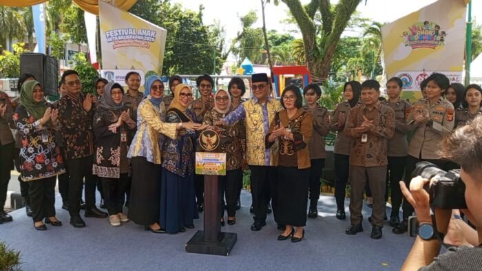 Suasana hangat dan penuh semangat terasa di Taman Bekapai Balikpapan, saat Menteri Pemberdayaan Perempuan dan Perlindungan Anak (PPA) Republik Indonesia, Arifatul Choiril Fauzi, meresmikan Ruang Bersama Indonesia. Foto: HO/Humas Polda Kaltim