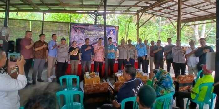 Pola komunikasi yang lebih dekat dengan masyarakat kembali diterapkan oleh Polda Kalimantan Timur (Kaltim) melalui program Jumat Curhat. Foto: HO/Humas Polda Kaltim