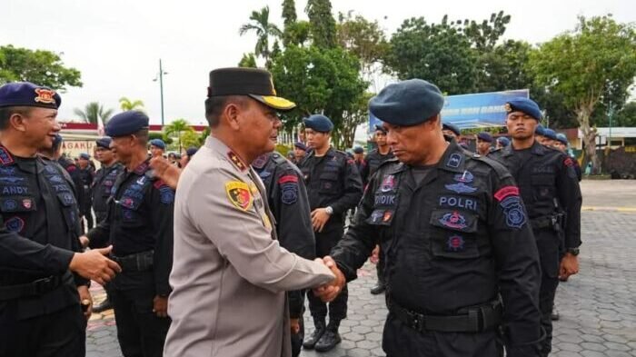 Kapolda Kaltim Irjen Pol. Endar Priantoro, S.H., S.I.K., C.F.E., M.H., pimpin apel pelepasan personel Satuan Brimob Polda Kaltim yang akan diberangkatkan untuk tugas Bantuan Kendali Operasi (BKO) ke Jakarta, pada Sabtu (30/8/2025). Foto: HO/Humas Polda Kaltim