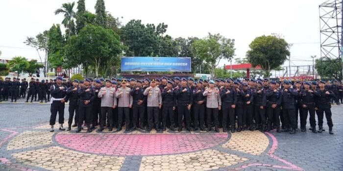 Kapolda Kaltim Irjen Pol. Endar Priantoro, S.H., S.I.K., C.F.E., M.H., pimpin apel pelepasan personel Satuan Brimob Polda Kaltim yang akan diberangkatkan untuk tugas Bantuan Kendali Operasi (BKO) ke Jakarta, pada Sabtu (30/8/2025). Foto: HO/Humas Polda Kaltim