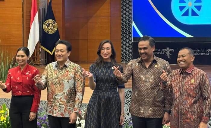 Menteri Pariwisata Widiyanti Putri Wardhana (tengah) menandatangani nota kesepahaman (MoU) bersama empat kementerian/lembaga dalam rangka memperkuat sektor pariwisata nasional di Jakarta, Rabu (13/8/2025). FOTO : ANTARA/Hreeloita Dharma Shanti
