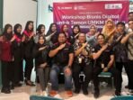 Leader Smartfren Community XLSMART Pacitan, Dwi Puji Astuti, Regional Brand & Marketing SEJBN Region, Hatta Yoga Wardhana, dan Head of Corporate Communication & CSR XLSMART, Dani Miftahul Akhyar dalam sesi foto kegiatan Workshop Bisnis Digital untuk Teman UMKM Pacitan di kota Pacitan, pada Senin (3/7/2025). Foto: HO/ XLSMART