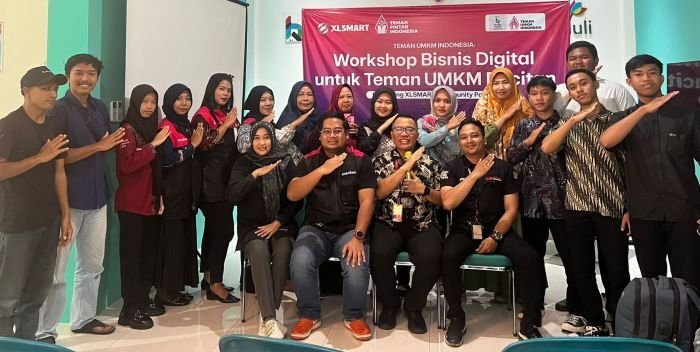 Leader Smartfren Community XLSMART Pacitan, Dwi Puji Astuti, Regional Brand & Marketing SEJBN Region, Hatta Yoga Wardhana, dan Head of Corporate Communication & CSR XLSMART, Dani Miftahul Akhyar dalam sesi foto kegiatan Workshop Bisnis Digital untuk Teman UMKM Pacitan di kota Pacitan, pada Senin (3/7/2025). Foto: HO/ XLSMART