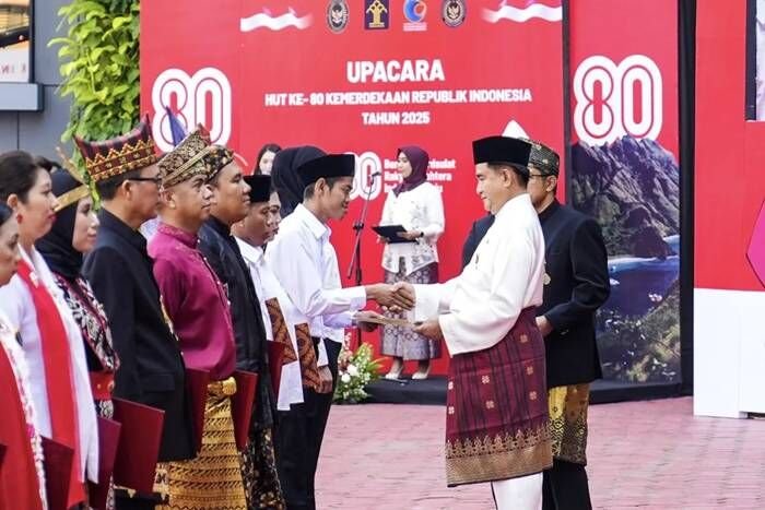 Menko Kumham Imipas Yusril Ihza Mahendra (kanan) memberikan remisi secara simbolis kepada narapidana saat upacara peringatan HUT RI di lingkungan Kemenko Kumham Imipas di Jakarta, Minggu (17/8/2025). FOTO: ANTARA/HO-Kemenko Kumham Imipas