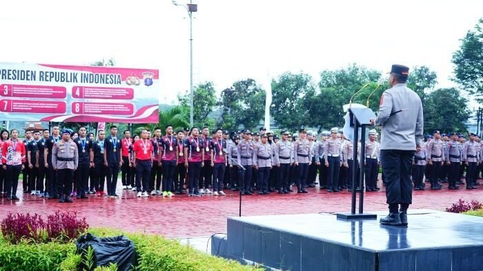 Kapolda Kaltim Irjen Pol. Endar Priantoro, S.H., S.I.K., C.F.E., M.H., memimpin langsung apel pagi sekaligus peringatan Hari Ulang Tahun (HUT) ke-68 Polda Kaltim, pada Senin (4/8/2025). Foto: HO/Humas Polda Kaltim