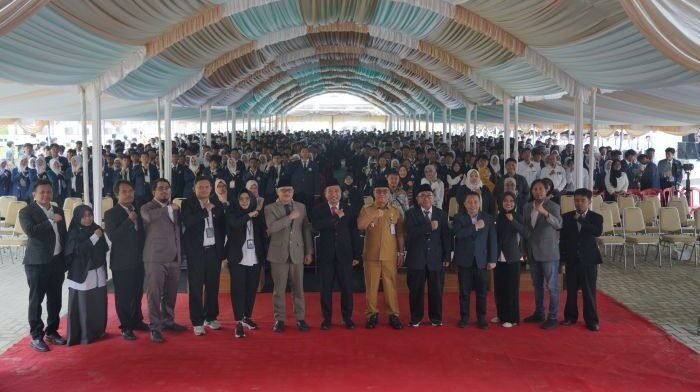 Wakil Wali Kota Balikpapan, H. Bagus Susetyo Hadir dalam kegiatan Pengenalan Kehidupan Kampus bagi Mahasiswa Baru (PKKMB) yang digelar di Lapangan Parkir Gedung Laboratorium Terpadu 1 ITK, Pada Senin (4/8/2025). Foto: BorneoFalsh/Niken Sulastri