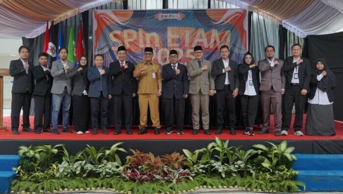 Wakil Wali Kota Balikpapan, H. Bagus Susetyo Hadir dalam kegiatan Pengenalan Kehidupan Kampus bagi Mahasiswa Baru (PKKMB) yang digelar di Lapangan Parkir Gedung Laboratorium Terpadu 1 ITK, Pada Senin (4/8/2025). Foto: BorneoFalsh/Niken Sulastri