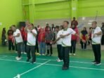 Wakil Wali Kota Balikpapan, H. Bagus Susetyo didampingi Kepala Kejaksaan Tinggi Kaltim, Supardi; Kepala Disparpora Balikpapan saat membuka kejuaraan Tarkam Balikpapan 2025, di GOR Bulutangkis, Balikpapan Tennis Stadium, pada Jumat (22/8/2025). Foto: BorneoFlash/Niken Sulastri