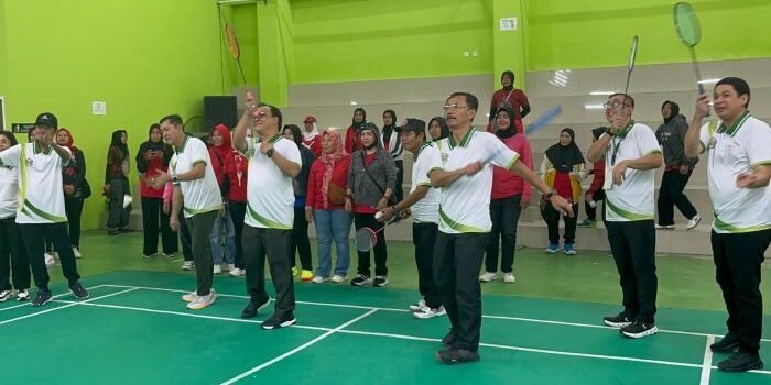 Wakil Wali Kota Balikpapan, H. Bagus Susetyo didampingi Kepala Kejaksaan Tinggi Kaltim, Supardi; Kepala Disparpora Balikpapan saat membuka kejuaraan Tarkam Balikpapan 2025, di GOR Bulutangkis, Balikpapan Tennis Stadium, pada Jumat (22/8/2025). Foto: Borne