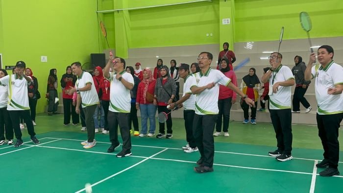 Wakil Wali Kota Balikpapan, H. Bagus Susetyo didampingi Kepala Kejaksaan Tinggi Kaltim, Supardi; Kepala Disparpora Balikpapan saat membuka kejuaraan Tarkam Balikpapan 2025, di GOR Bulutangkis, Balikpapan Tennis Stadium, pada Jumat (22/8/2025). Foto: BorneoFlash/Niken Sulastri