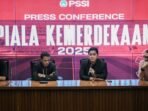 Ketua Umum PSSI Erick Thohir bersama Sekjen PSSI Yunus Nusi, serta Exco PSSI Arya Sinulingga dan Muhammad, memberikan keterangan pers tentang penyelenggaraan Piala Kemerdekaan 2025. Acara ini berlangsung di Ruang Konferensi Pers Stadion Utama Gelora Bung Karno (GBK), Jakarta (31/7/2025). Foto: ANTARA/Fauzan