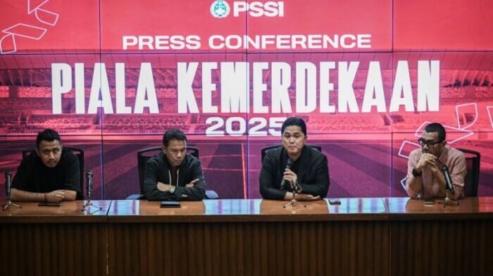 Ketua Umum PSSI Erick Thohir bersama Sekjen PSSI Yunus Nusi, serta Exco PSSI Arya Sinulingga dan Muhammad, memberikan keterangan pers tentang penyelenggaraan Piala Kemerdekaan 2025. Acara ini berlangsung di Ruang Konferensi Pers Stadion Utama Gelora Bung Karno (GBK), Jakarta (31/7/2025). Foto: ANTARA/Fauzan