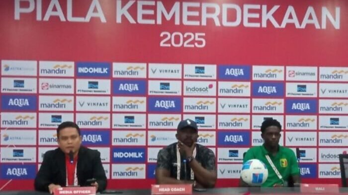 Adama Diallo, pelatih timnas U-17 Mali memberikan pernyataan tentang keikutsertaan Mali dalam Piala Kemerdekaan. Foto: ANTARA/Juraidi