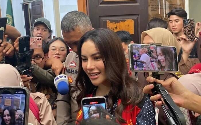 Nikita Mirzani usai sidang tanggapan JPU terkait eksepsi di Pengadilan Negeri Jakarta Selatan perihal kasus pemerasan dan pengancaman bos perawatan kulit (skincare), Reza Gladys, Jakarta, Selasa (8/7/2025). FOTO: ANTARA/Luthfia Miranda Putri.