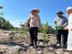 Kapolresta Balikpapan, Kombes Pol Anton Firmanto, S.H., S.I.K., M.Si, Pimpin Kegiatan  penanaman jagung pipil di lahan Pondok Pesantren Hidayatullah, Gunung Tembak, Balikpapan Timur, pada Rabu (6/8/2025). Foto: HO/Humas Polresta Balikpapan