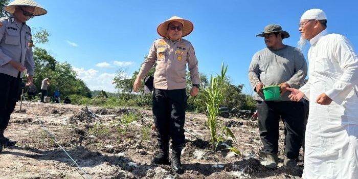 Kapolresta Balikpapan, Kombes Pol Anton Firmanto, S.H., S.I.K., M.Si, Pimpin Kegiatan  penanaman jagung pipil di lahan Pondok Pesantren Hidayatullah, Gunung Tembak, Balikpapan Timur, pada Rabu (6/8/2025). Foto: HO/Humas Polresta Balikpapan