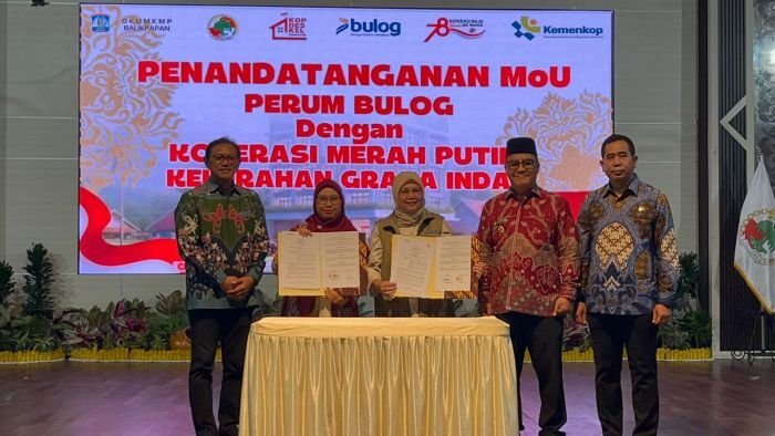 Penandatanganan kerja sama antara Koperasi Merah Putih Kelurahan Graha Indah dengan Perum Bulog, pada puncak perayaan Harkopnas ke 78 Tahun 2025, di Gedung Kesenian Balikpapan, pada Minggu (3/8/2025). Foto: BorneoFlash/Niken Sulastri