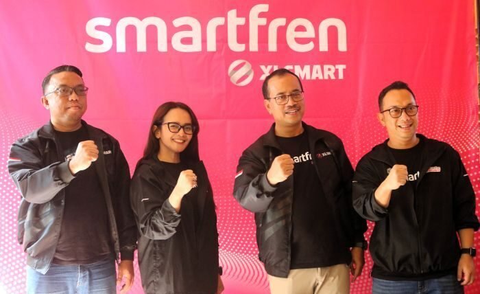 (ki-ka) Regional Head Sulawesi Kalimantan Smartfren XLSMART, Muhammad Natsir, Division Head Brand Communication Smartfren XLSMART, Edtine Pamilien Gensana, Chief Marketing Officer Smartfren XLSMART, Sukaca Purwokardjono dan Division Head Product & ARPU Management Smartfren XLSMART, Astiyanto Tri Muktiwibowo berfoto bersama dalam peresmian layanan Smartfren di Gorontalo, pada Sabtu (2/8/2025). Foto: HO/XLSMART