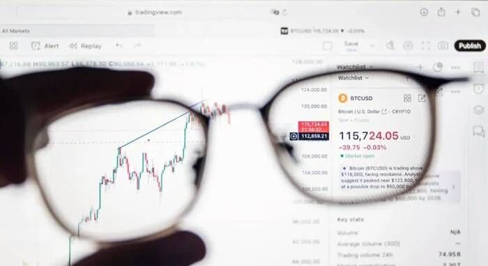 Arsip foto - Warga mengamati pergerakan harga mata uang kripto Bitcoin (BTC) di Semarang, Jawa Tengah, Jumat (1/8/2025) FOTO : ANTARA FOTO/Aprillio Akbar/wpa.
