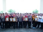 Kapolda Kaltim Irjen Pol. Endar Priantoro, S.H., S.I.K., C.F.E., M.H., Serahkan penghargaan kepada personel Polda Kaltim berprestasi. Foto: HO/Humas Polda Kaltim