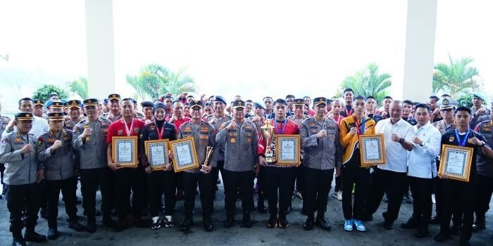 Kapolda Kaltim Irjen Pol. Endar Priantoro, S.H., S.I.K., C.F.E., M.H., Serahkan penghargaan kepada personel Polda Kaltim berprestasi. Foto: HO/Humas Polda Kaltim